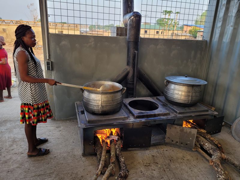 Togo Vorbereitungen Fest Ofen 244.jpg